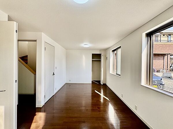 将来的には間仕切りして2部屋に変更可能な洋間。成長に合わせた間取り変更が可能なタイプ。