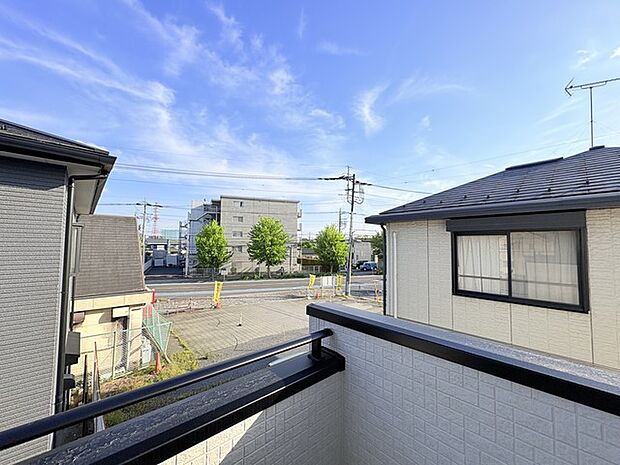 前面の住まいとの距離感があるから、圧迫感を感じません。
