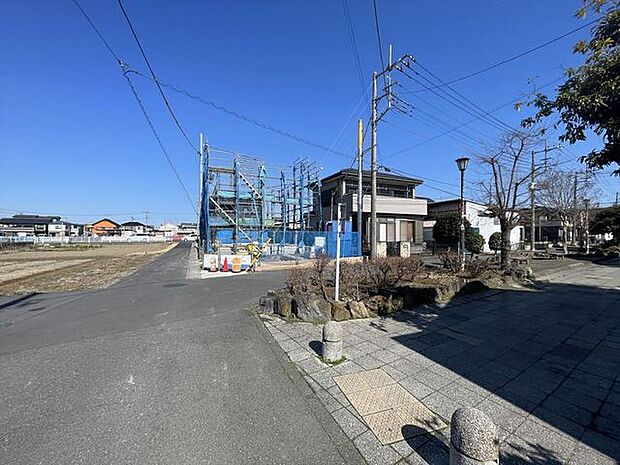 車通りの少ない閑静な住宅地、のびのびした子育てに適します。