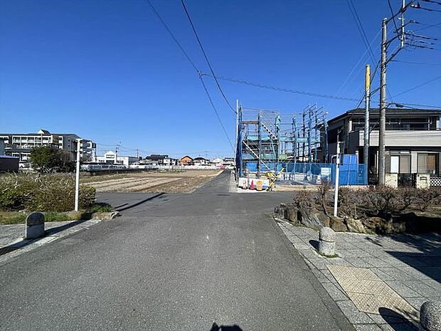 幹線道路から1本入った現地は、想像以上に静かに感じられます。
