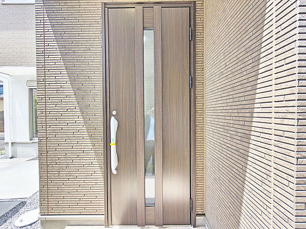 新築の玄関扉。きっと今のお家より重厚感が違います。