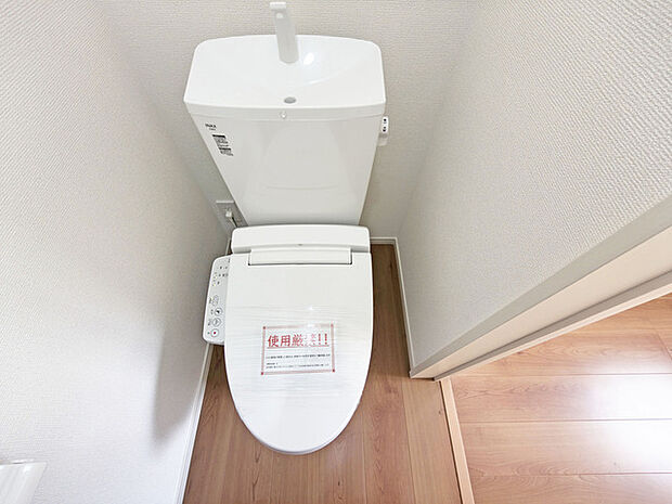 もちろんウォシュレット機能付き。憩いの場としてひそかに注目度の高いお手洗いにもご注目ください。