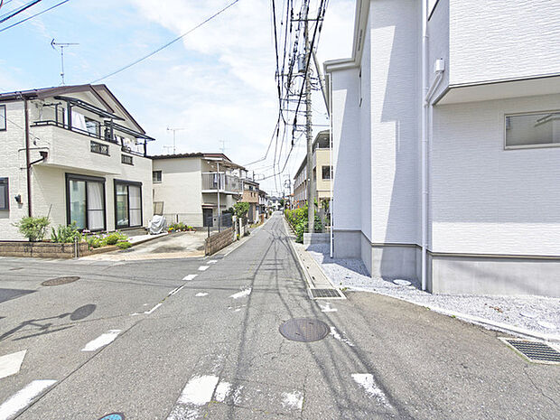 車通りの少ない閑静な住宅地、のびのびした子育てに適します。