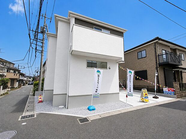角地につき、開放感に恵まれる住居がここに。