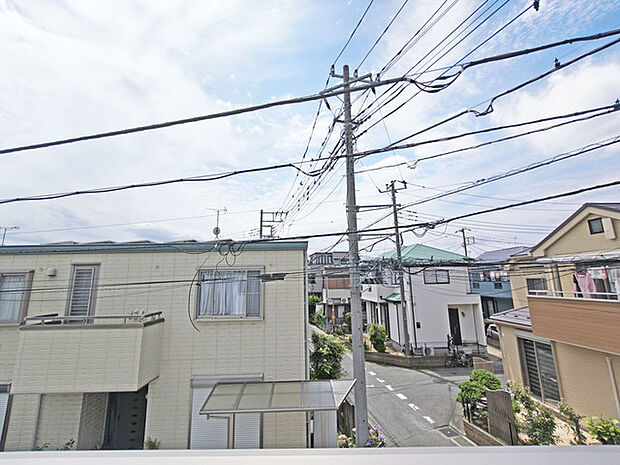 前面の住まいとの距離感があるから、圧迫感を感じません。