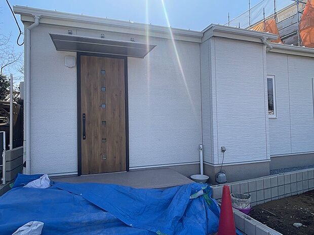 アプローチからの玄関がおしゃれな住宅。出発も帰宅も楽しみになるかも。