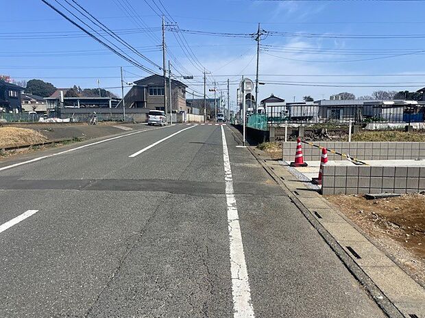 車の通り少なめな現地。子育てにも、第二の人生にも。