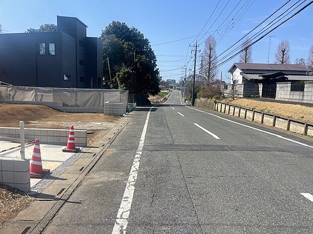 駐車が苦手な方にも嬉しい、前面約9メートル道路に面した住まい。