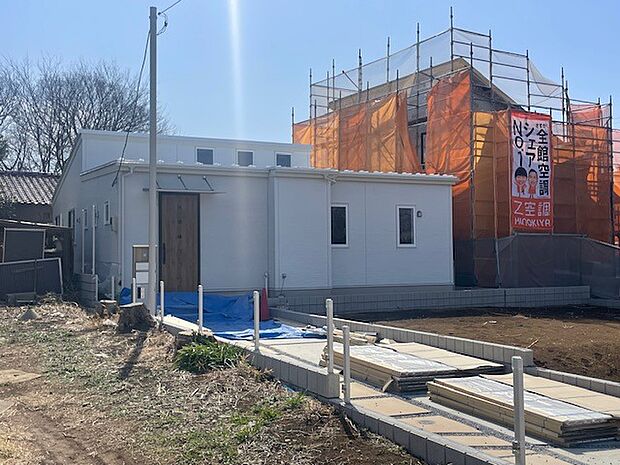 幹線道路から1本入った現地は、想像以上に静かに感じられます。