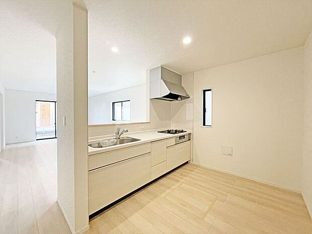 吊戸棚で視界を遮らず、パノラマ感を重視したタイプのキッチンスペース。