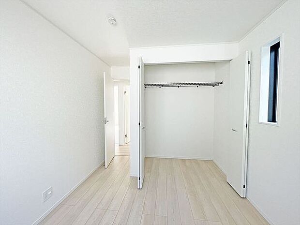 新築の木の匂いのする室内。写真では伝わらないので、ぜひ現地でお確かめください。