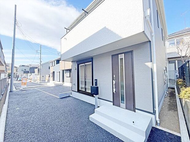 JR宇都宮線「東大宮」駅東口徒歩3分、提携駐車場もあります。エステート白馬東大宮店までお気軽にお問い合わせください。