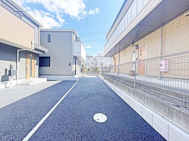 マイカースペースを1台分確保。現地で車幅と共にご確認ください。