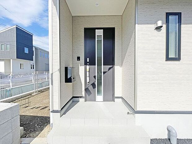 この扉を開けると、新築の木の匂いが待ってます。