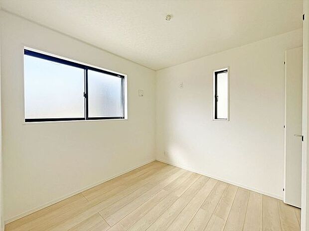 新築の木の匂いのする室内。写真では伝わらないので、ぜひ現地でお確かめください。