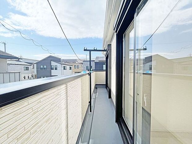 ゆとりの広さを確保したバルコニー。お布団を干すのも、この広さならラクラク。
