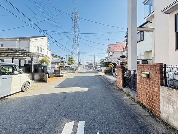 駐車が苦手な方にも嬉しい、前面6ｍ道路に面した住まい。