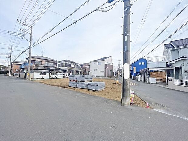 幹線道路から1本入った現地は、想像以上に静かに感じられます。
