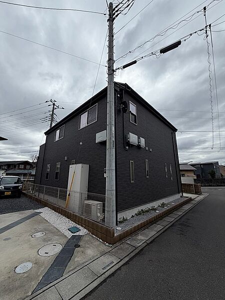 車通りの少ない閑静な住宅地、のびのびした子育てに適します。