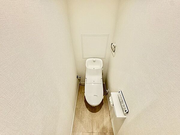 お掃除らくらく。便座脇の操作盤をなくした、リモコンタイプのお手洗い。