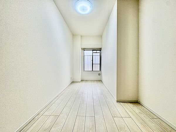 大きな窓から明るい日差しが差し込みます