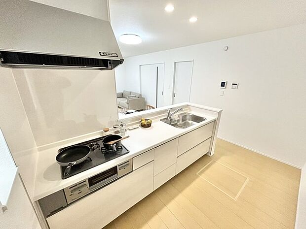 対面タイプなら、キッチン内にいながらご家族やお客様との会話が楽しめます。