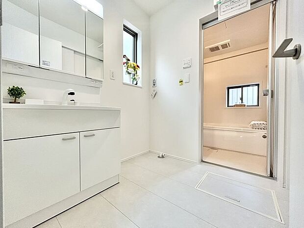 洗面室にはうれしいリネン収納があります。