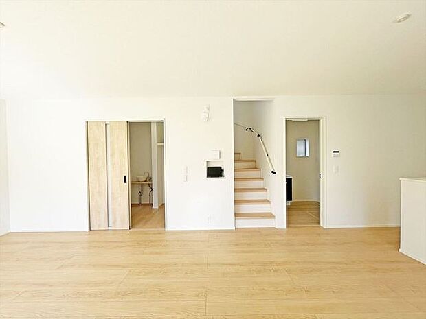 家族の動線が分かりやすいと定評のあるリビングイン階段を採用したプラン。