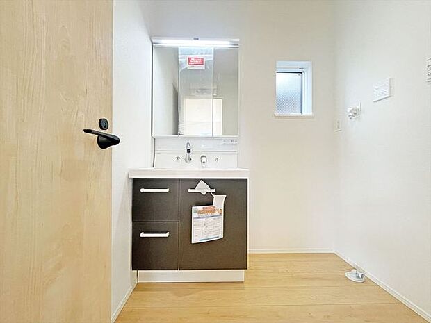 三面鏡にハンドシャワー付き、 使いやすい洗面台。