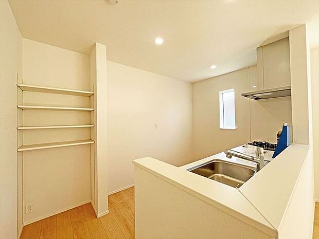 何かとものがあふれやすいリビングに、ちょっと一工夫。うれしい収納空間。 