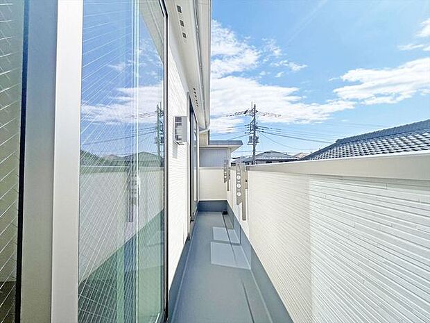 南側に面したワイドな幅のバルコニー、カラッと洗濯物が乾きそう。 