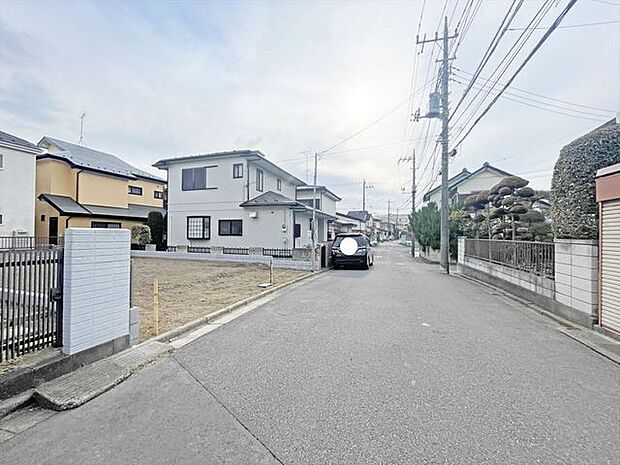 駐車が苦手な方にも嬉しい、前面6m道路に面した住まい。