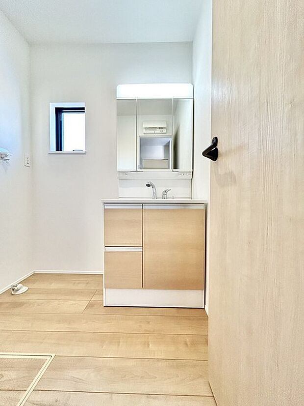 ワイドなボウルにハンドシャワー水栓が付いた洗面化粧台。