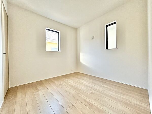 新築の木の匂いのする室内。写真では伝わらないので、ぜひ現地でお確かめください。