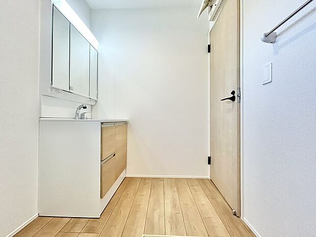 洗面室にはうれしいリネン収納があります。