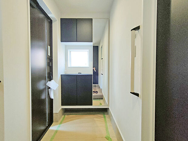 玄関を開けたらシューズボックス、使いやすい配置です。 