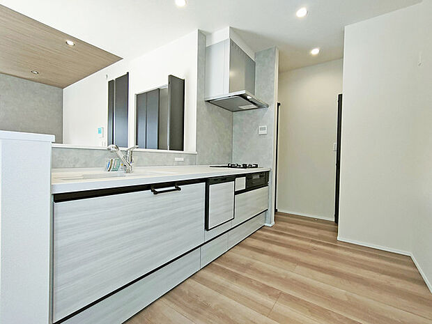 料理をしながらでも、ご家族との会話を楽しめる対面キッチン。