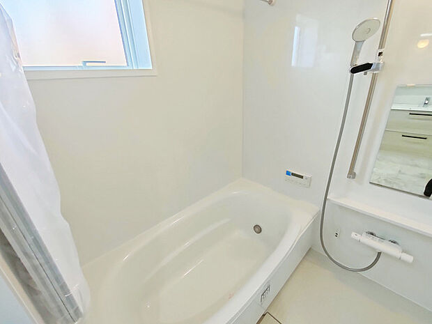 一日の疲れを癒す浴室は、広々1坪以上。 