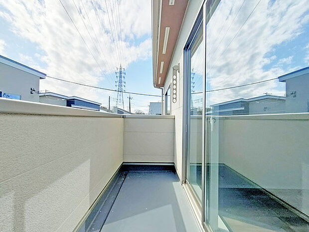 らくらくお洗濯を助ける広いバルコニー。