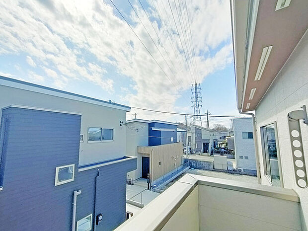 あたり一帯に住宅が広がる立地、低層住居専用地域ならでは。