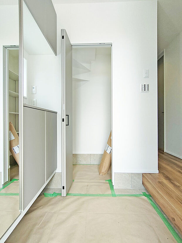 玄関を開けたらシューズボックス、使いやすい配置です。