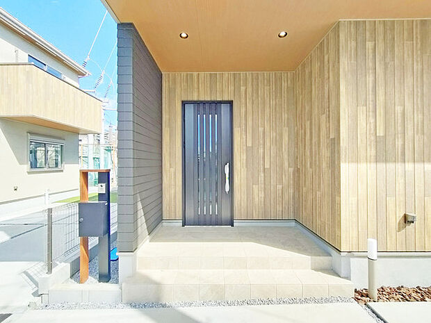 ポーチのついた新築分譲物件。玄関の印象はいかがでしょうか?入口からご覧ください。