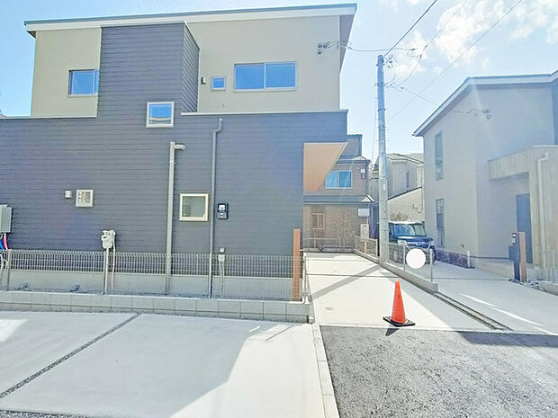 車通りの少ない閑静な住宅地、のびのびした子育てに適します。