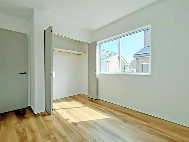 大きな窓から明るい日差しが差し込みます