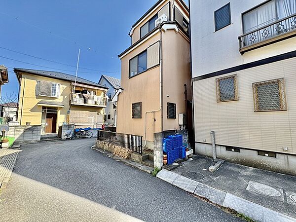 車通りの少ない閑静な住宅地、のびのびした子育てに適します。