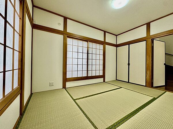 大きな窓から明るい日差しが差し込みます