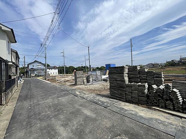 住民の方が主に利用する交通量少なめの道路に面してます。 