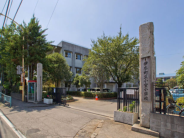 伊奈町立小室小学校(607m)