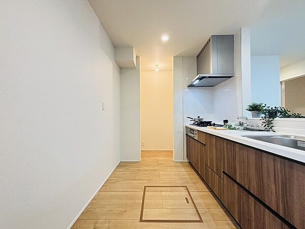 キッチン横にはパントリー収納。食品の蓄えは防災用としても。