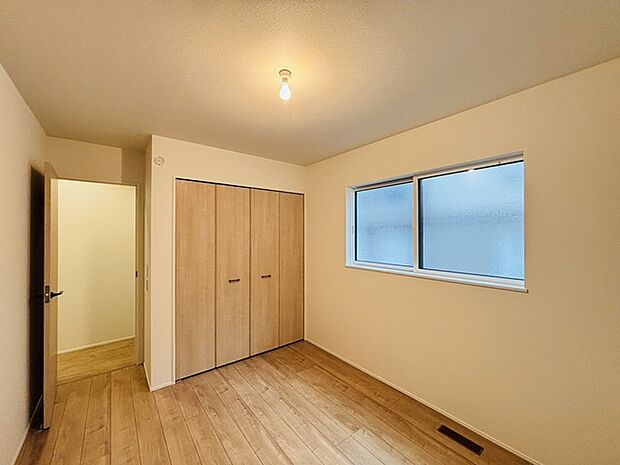 ナチュラルウッドの色合いが、室内にあたたかな雰囲気を運びます。